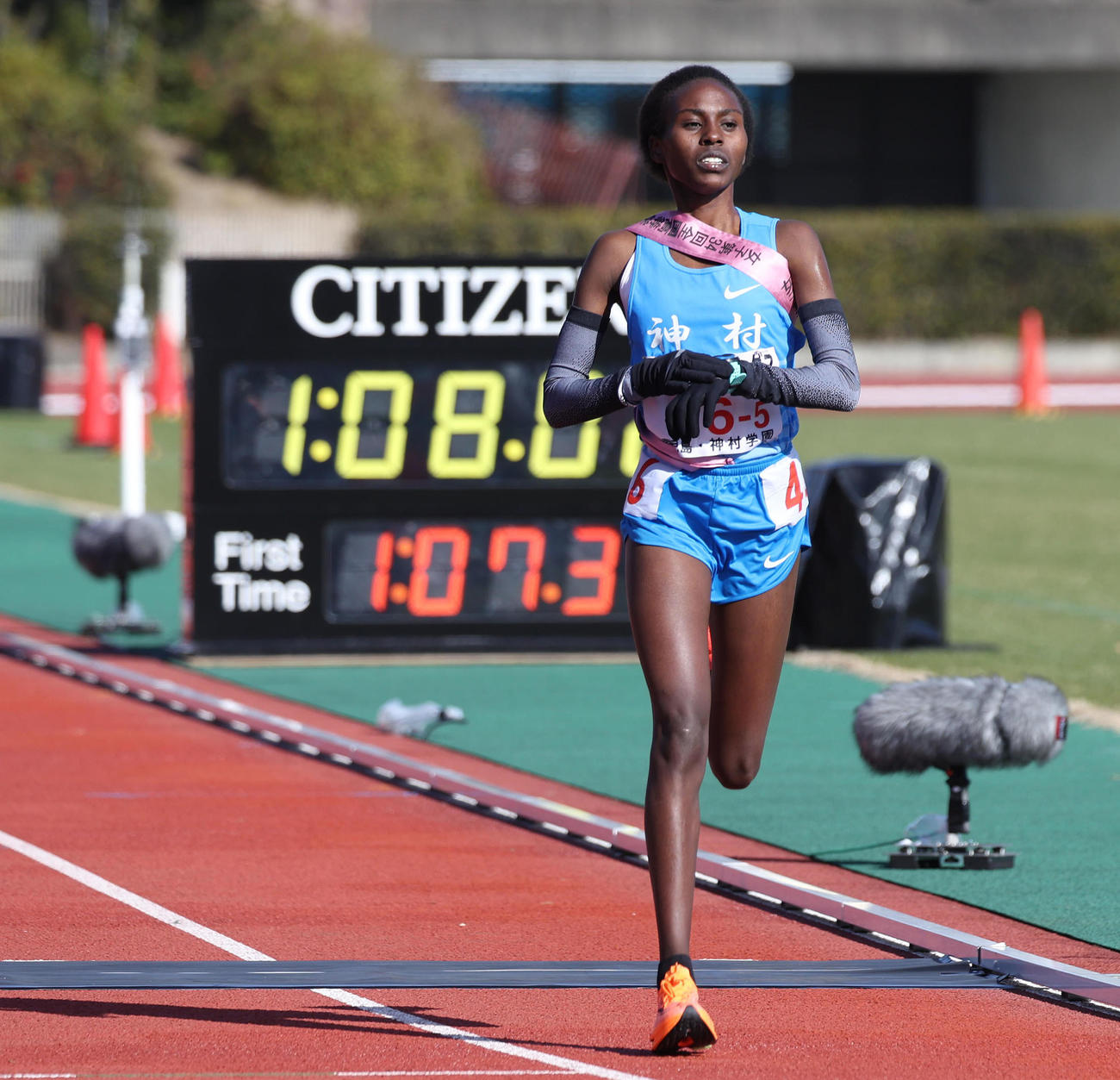 全国高校駅伝・女子　3位でゴールする神村学園アンカーカリバ・カロライン（撮影・白石智彦）