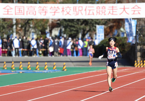 全国高校駅伝・女子　先頭で競技場に戻ってきた長野東アンカー村岡美玖（撮影・白石智彦）