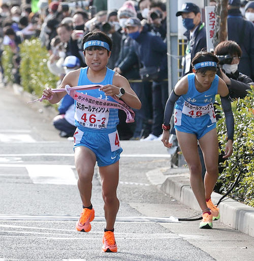 神村学園2区上野（手前）は1区田島からたすきを受け走り出す（撮影・上山淳一）