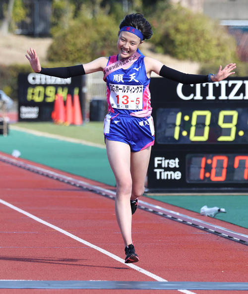 全国高校駅伝・女子　9位でゴールする順天アンカー林凜華（撮影・白石智彦）