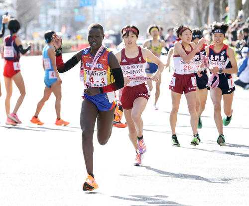 仙台育英2区ジェロップ（手前）はたすきを受け走り出す（撮影・上山淳一）