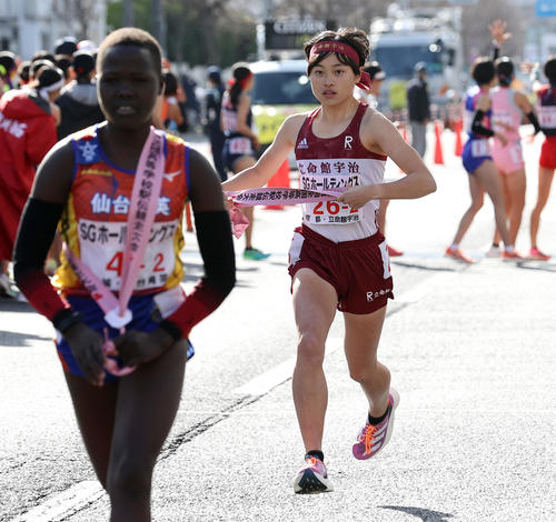 立命館宇治2区太田（奥）はたすきを受け走り出す（撮影・上山淳一）