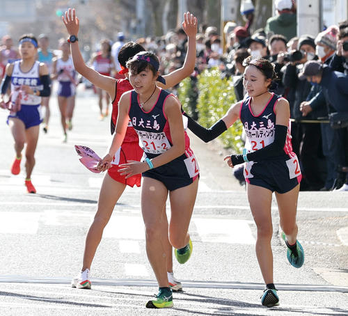 日大三島2区大橋（手前）は1区世古（右）からたすきを受け走り出す（撮影・上山淳一）