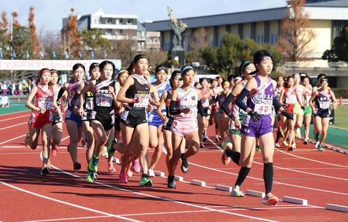 一斉にスタートする女子1区の選手たち（撮影・白石智彦）