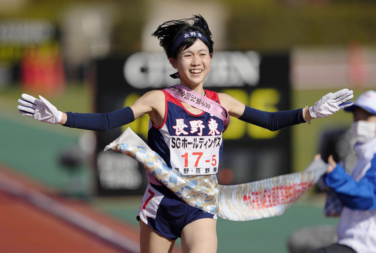 全国高校駅伝女子で優勝を果たした長野東のアンカー村岡美玖（共同）