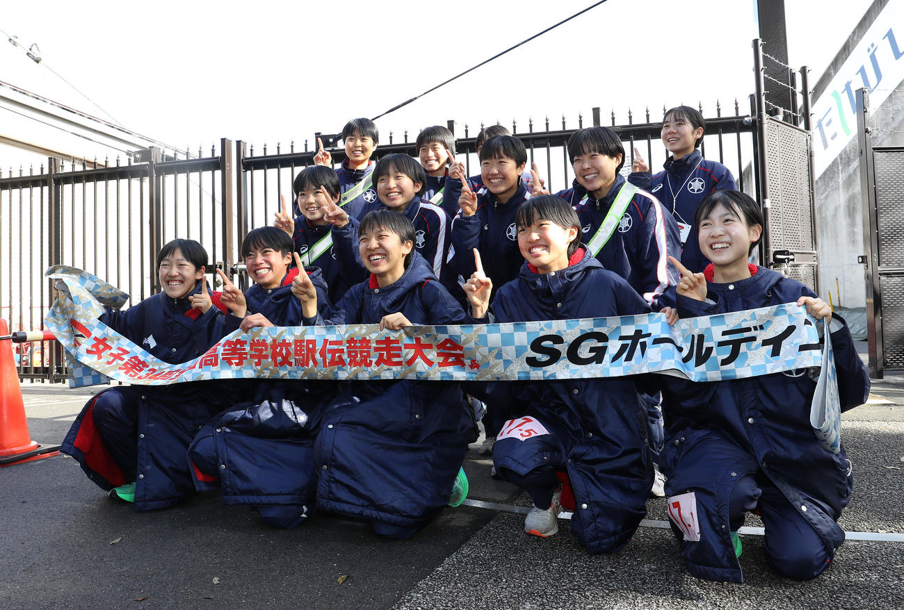 全国高校駅伝・女子　初優勝を決めて笑顔で1番をアピールして記念撮影に納まる長野東の選手たち前列左から1区名和夏乃子、2区窪田舞、3区仁科玲美、4区佐藤悠花、5区村岡美玖（撮影・白石智彦）