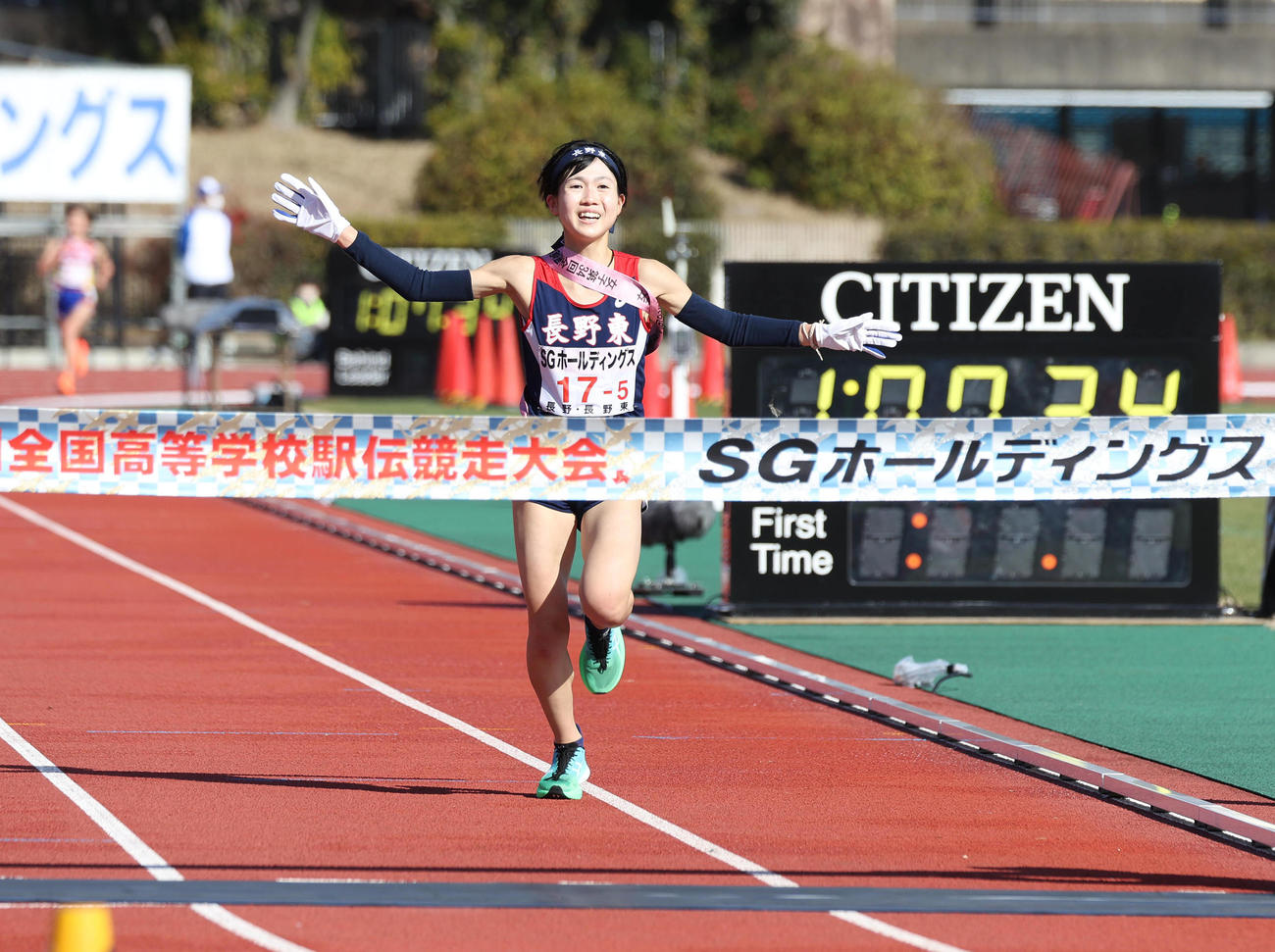 全国高校駅伝・女子　初優勝を決めて笑顔で両手を広げてゴールする長野東アンカー村岡美玖（撮影・白石智彦）