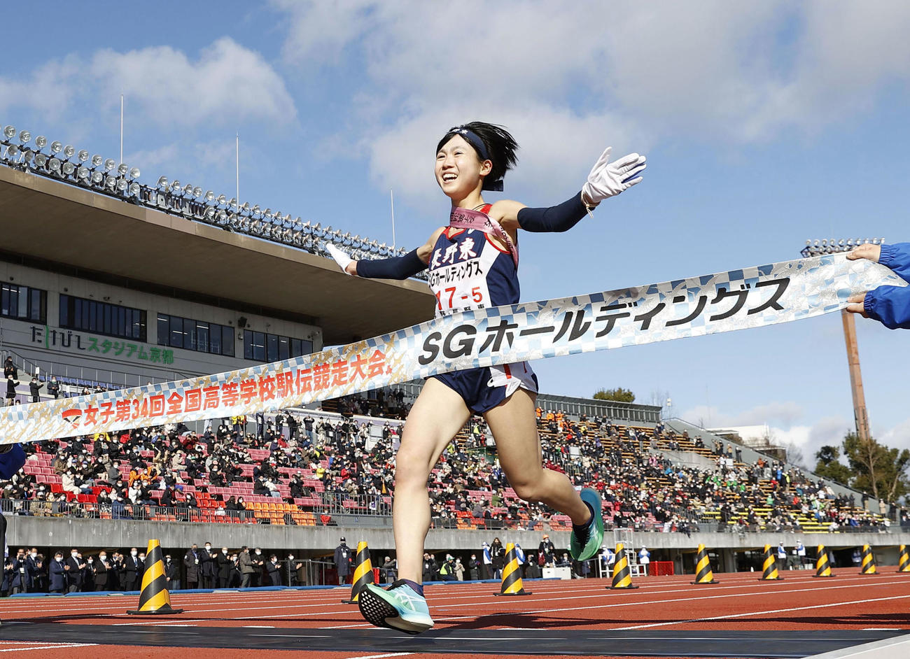 全国高校駅伝女子で優勝を果たした長野東のアンカー村岡美玖（共同）