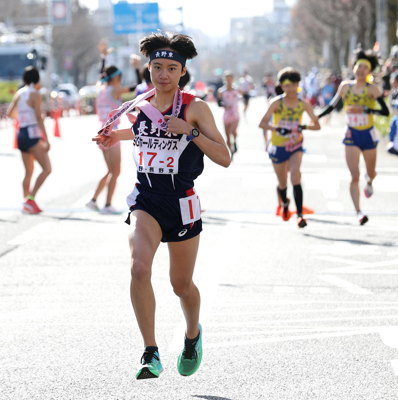 長野東2区窪田（手前）はたすきを受け走り出す（撮影・上山淳一）