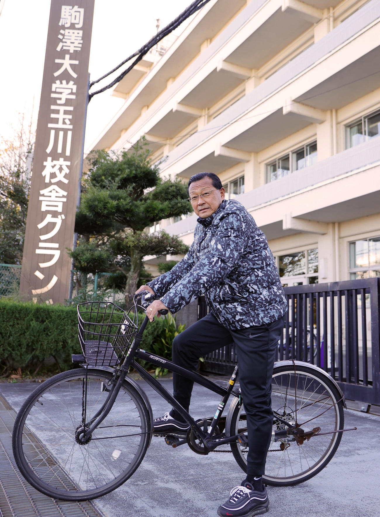 選手の練習で伴走する愛用の自転車にまたがる駒大・大八木監督（撮影・野上伸悟）
