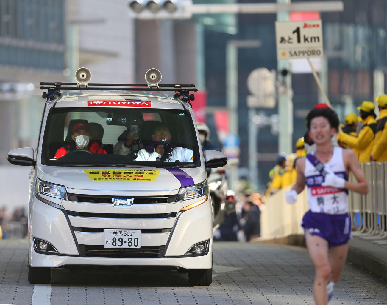 21年1月、箱根駅伝・復路の10区残り1キロで車から声をかける駒大・大八木監督（中央）
