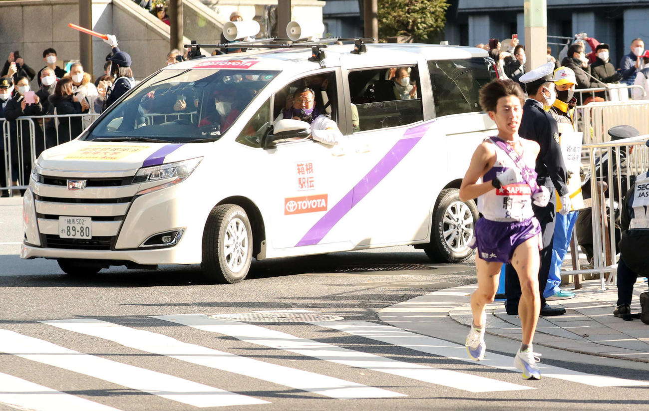 21年1月、箱根駅伝・復路で、力走する10区石川（右）に車から声をかける駒大・大八木監督（中央）