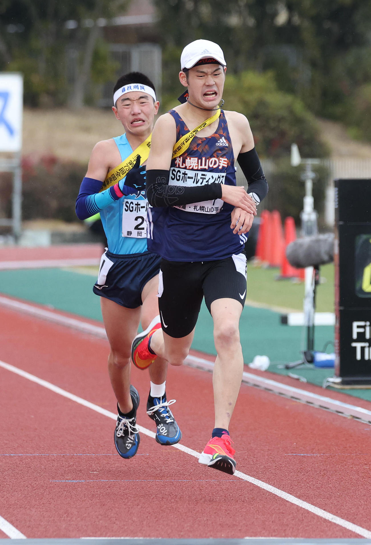 全国高校駅伝・男子　21位でゴールする札幌山の手アンカー大橋史空（撮影・白石智彦）
