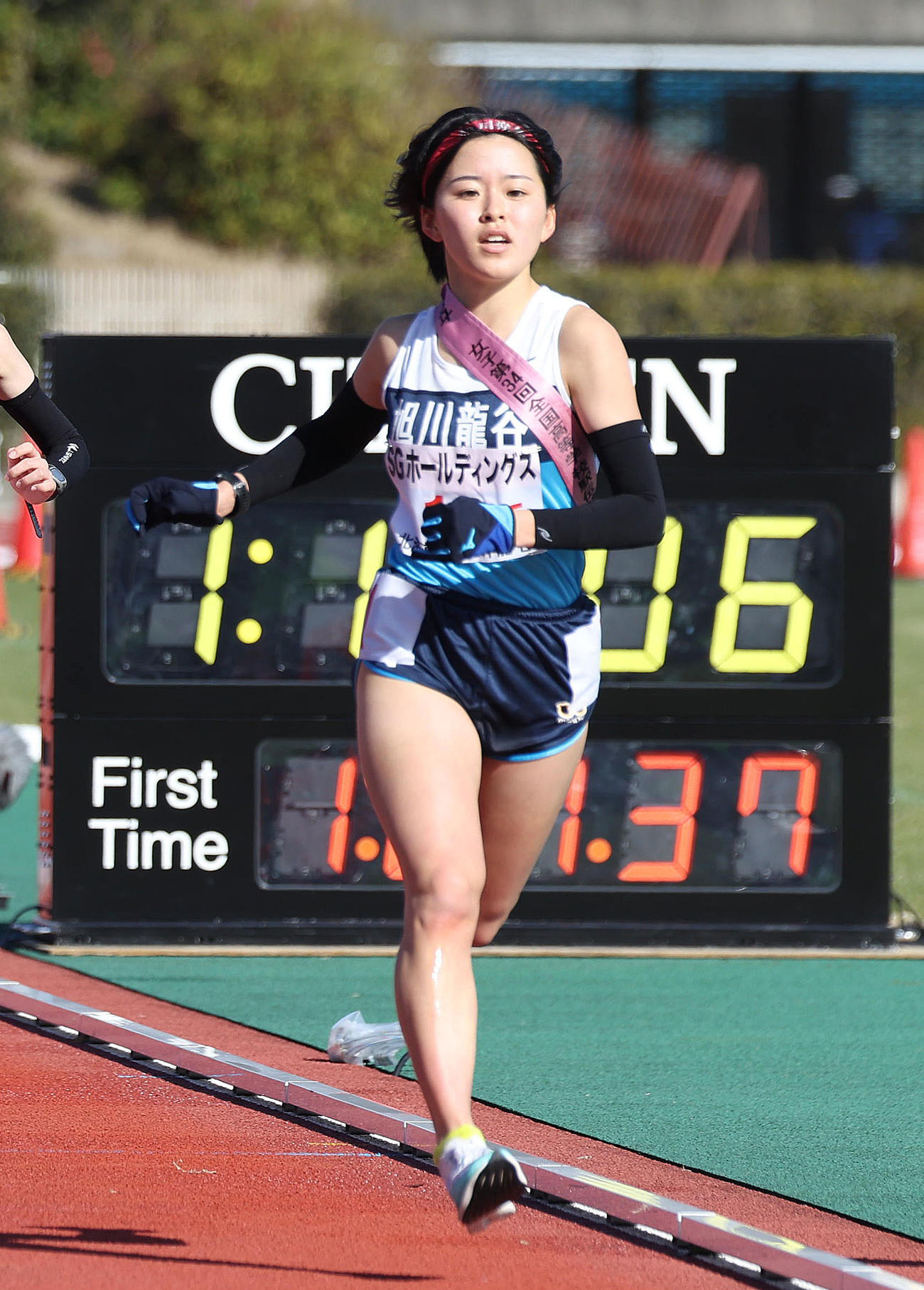 24位でゴールする旭川龍谷アンカー中野芽衣（撮影・白石智彦）