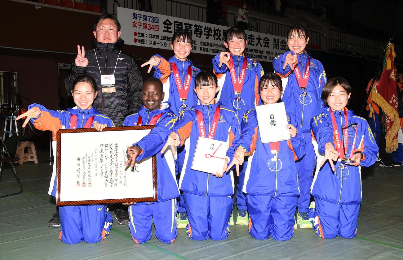 準優勝した仙台育英女子の選手たち（撮影・山田愛斗）