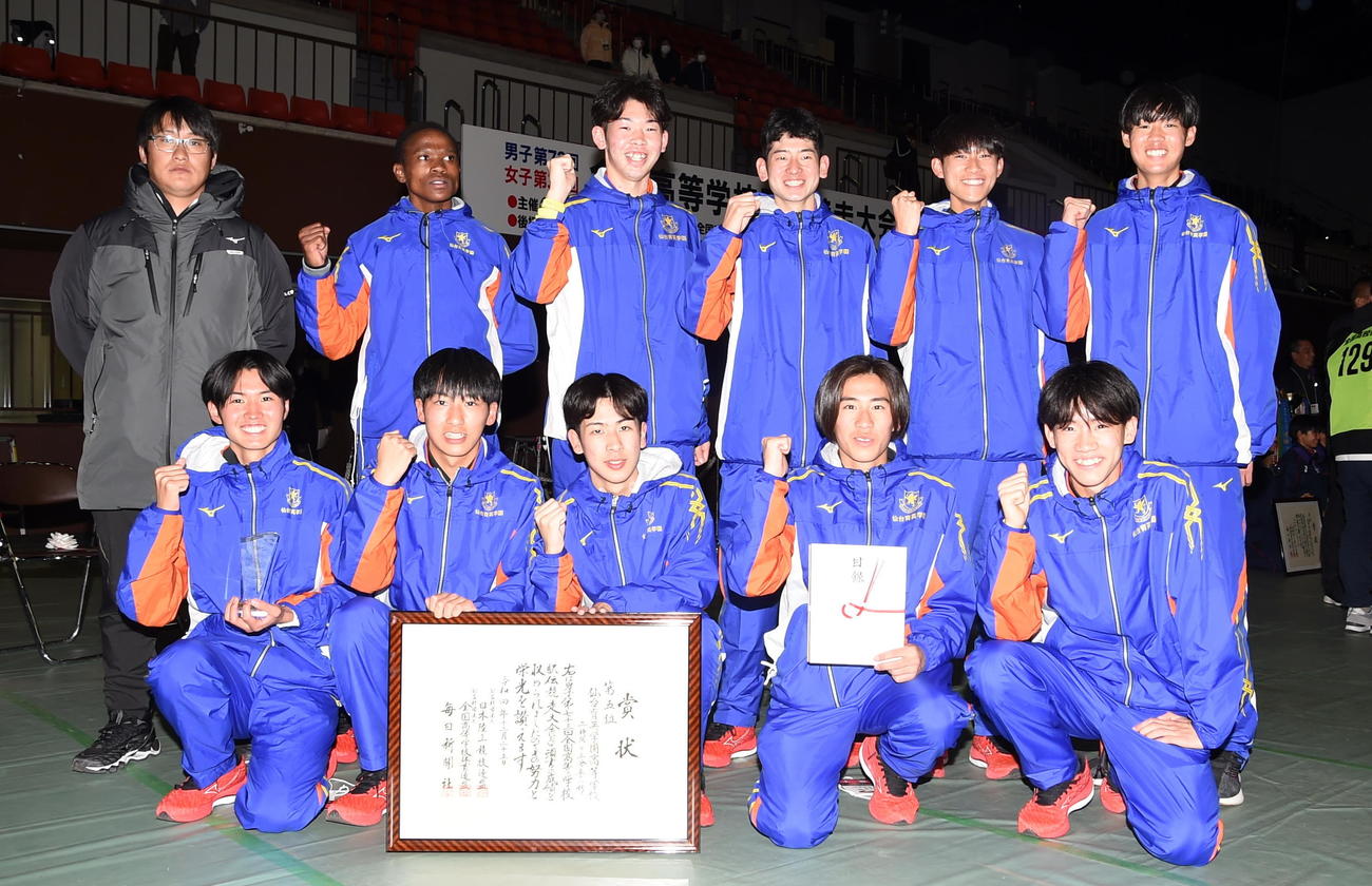 5位入賞した仙台育英男子の選手たち（撮影・山田愛斗）