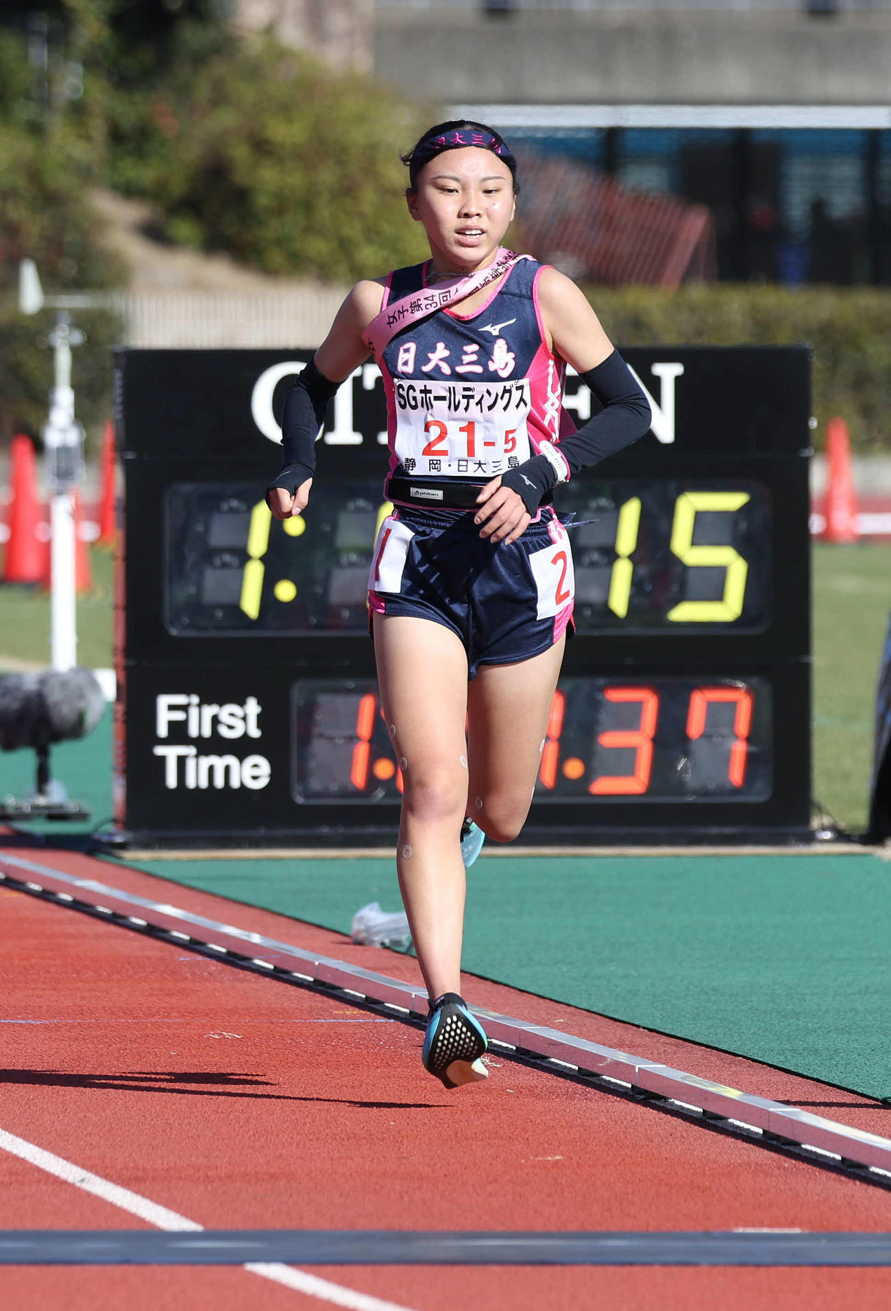 全国高校駅伝・女子　30位でゴールする日大三島アンカー小沢心羽（撮影・白石智彦）