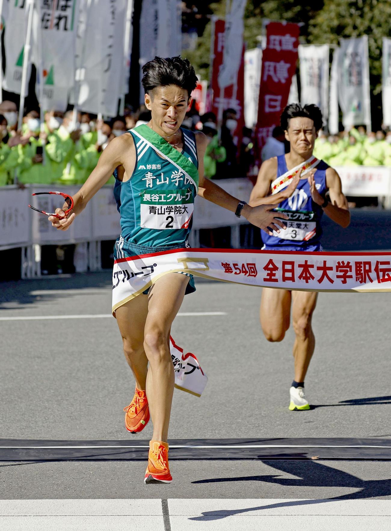 11月6日、全日本大学駅伝で3位でゴールする青学大・宮坂