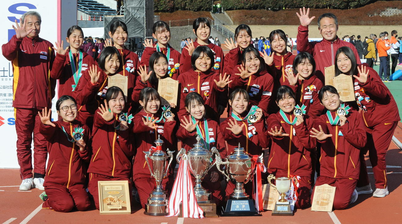 5連覇の「5」ポーズを決める名城大の選手たち。前列右から3人目が米沢　