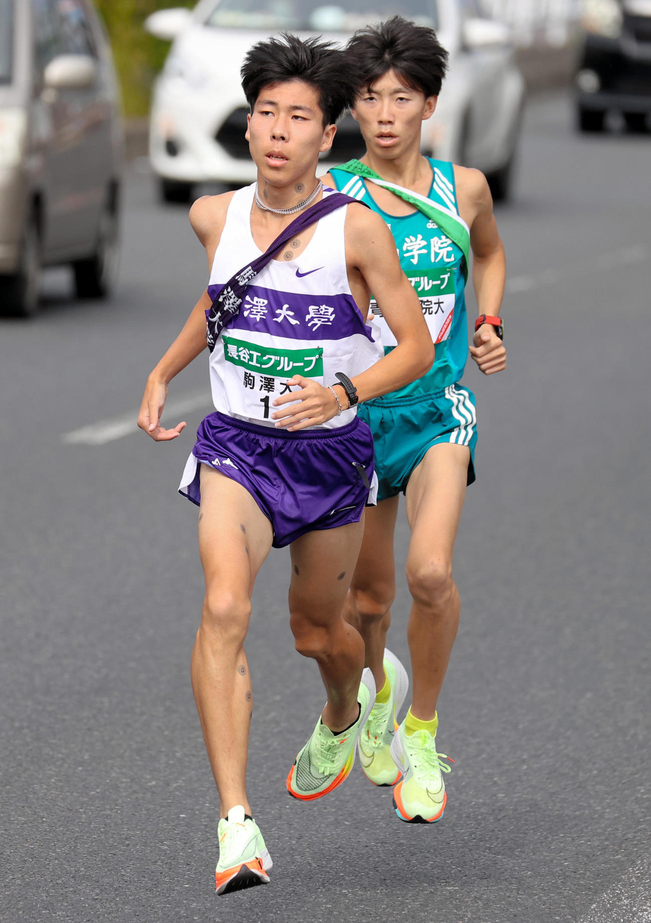 21年11月、全日本大学駅伝の7区で併走する駒大の田沢（左）と青山学院大の近藤