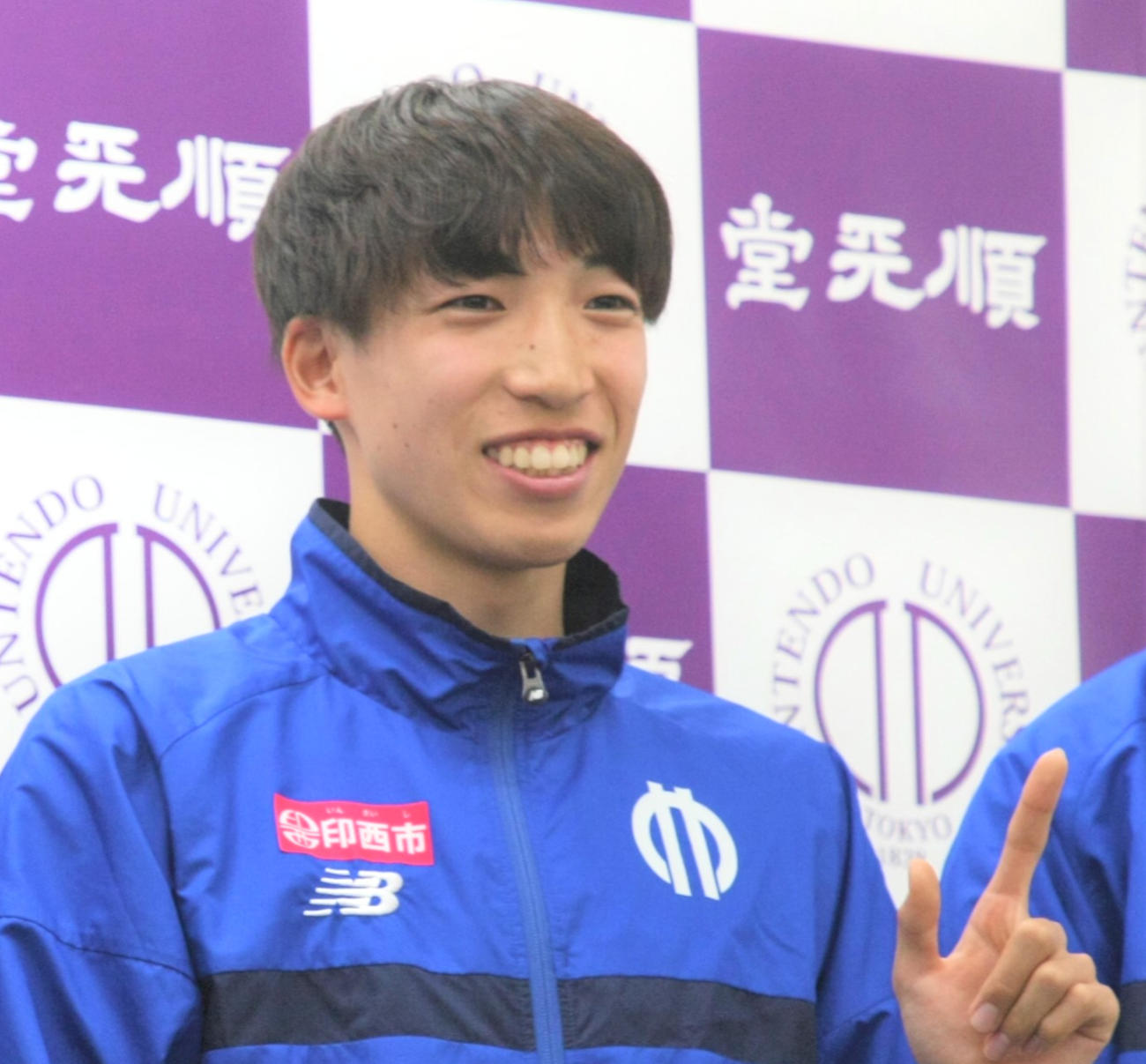 共同取材会でポーズを取る順大・三浦（撮影・藤塚大輔）