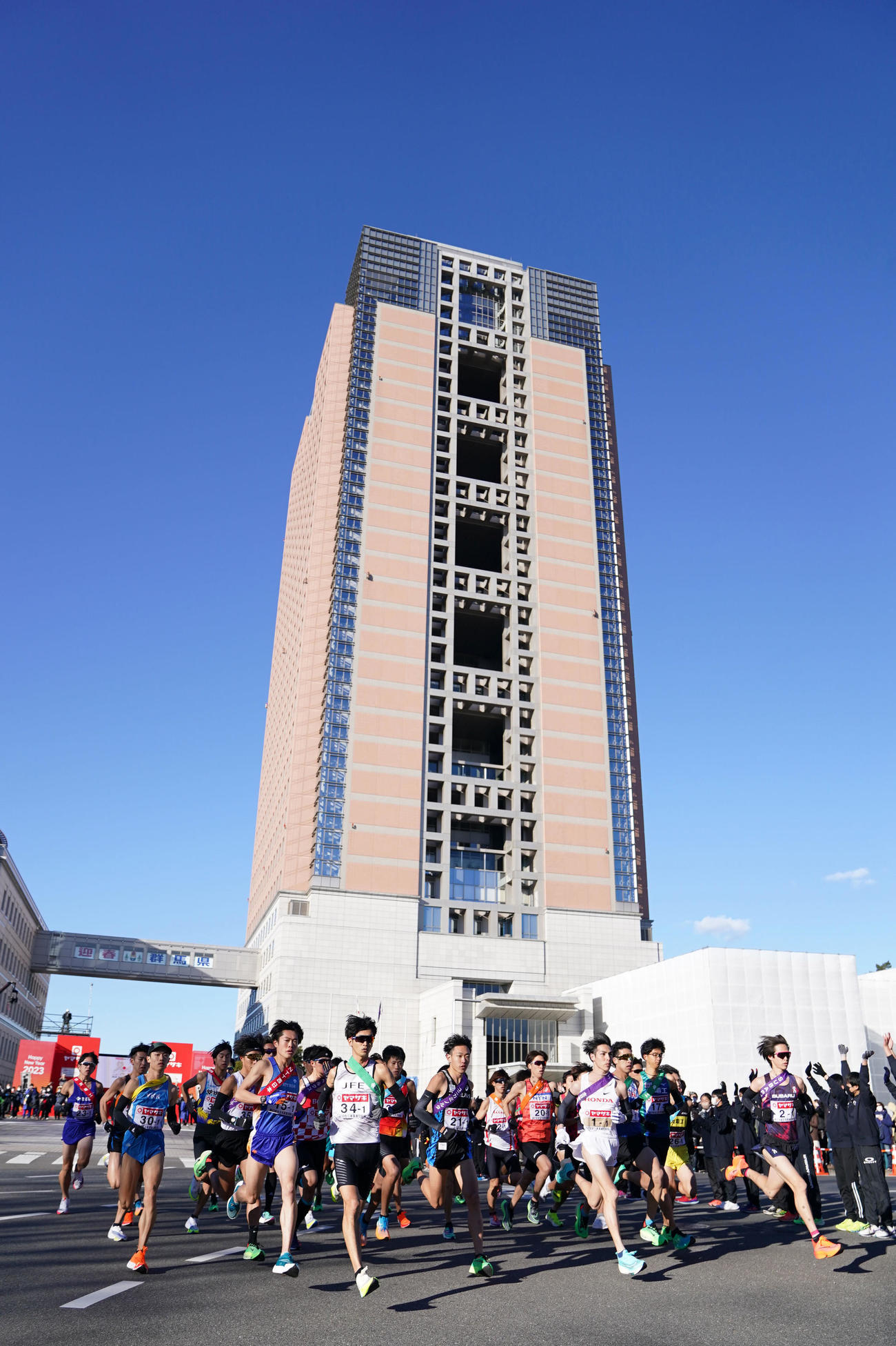 一斉に群馬県庁前をスタートする選手たち（撮影・横山健太）