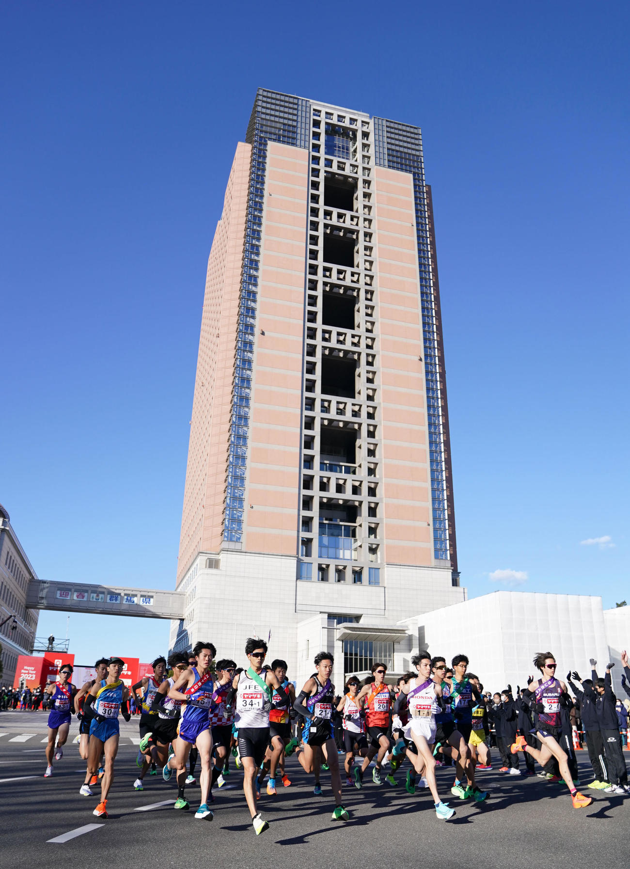 一斉に群馬県庁前をスタートする選手たち（撮影・横山健太）