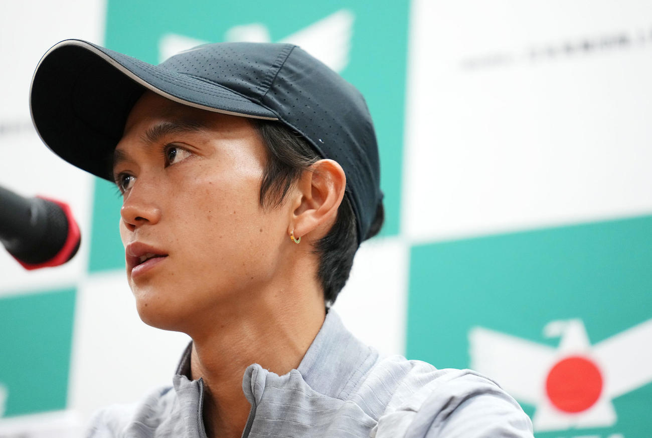 レースを終え取材に応じるGMO大迫（撮影・横山健太）