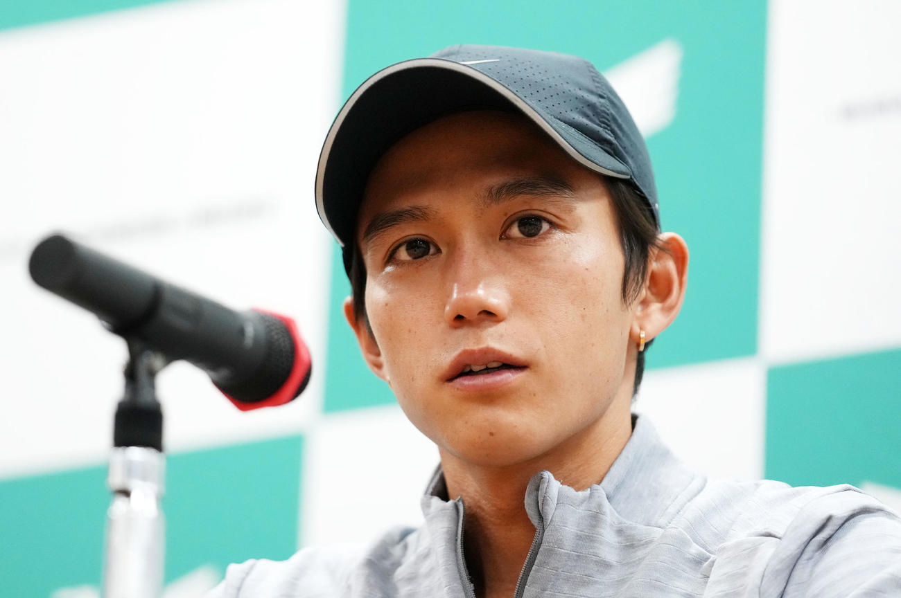 レースを終え取材に応じるGMO大迫（撮影・横山健太）