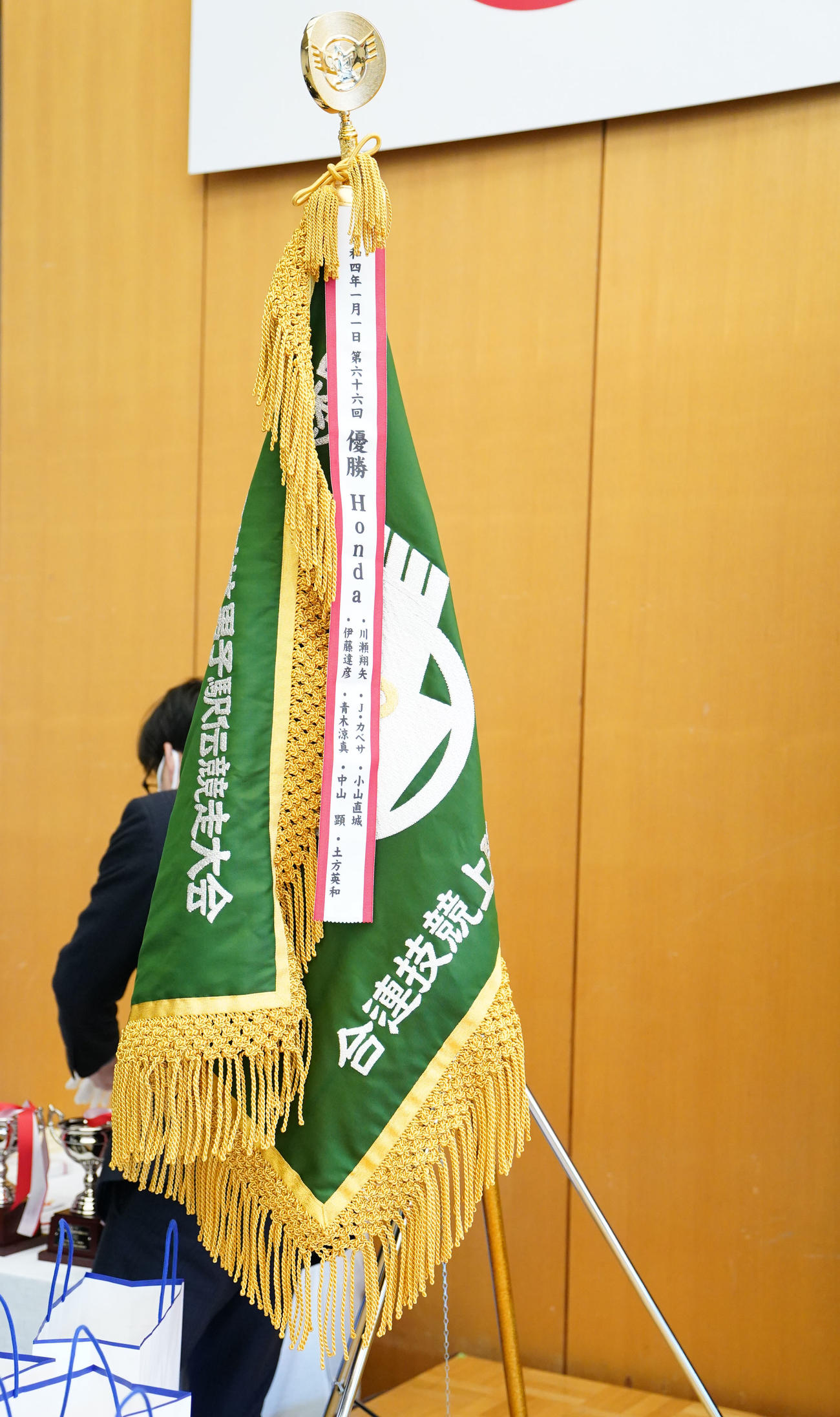 表彰台に設置された優勝旗（撮影・横山健太）
