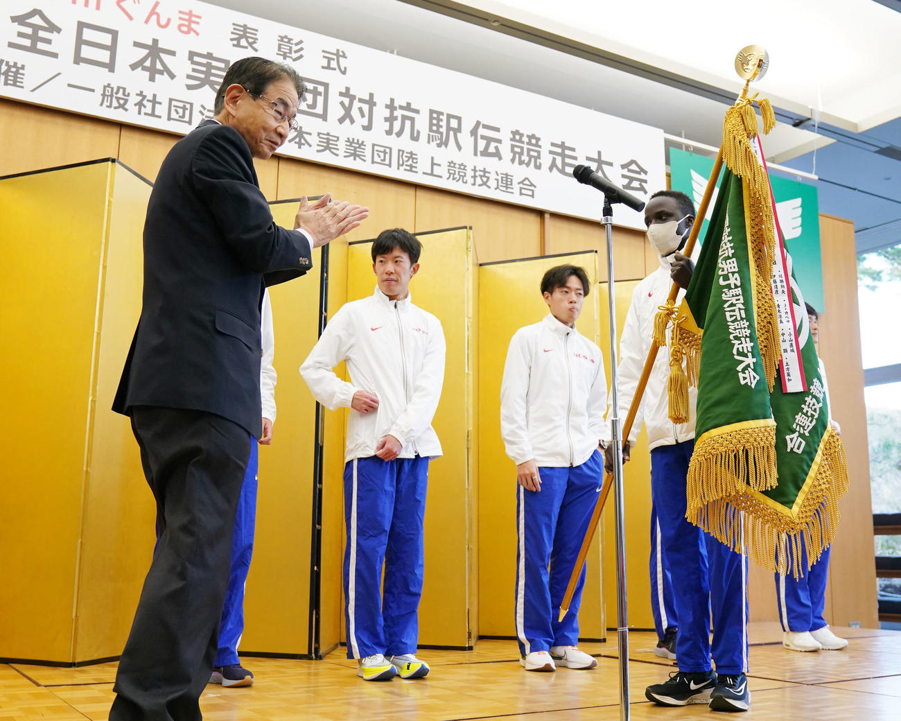 連覇を果たし優勝旗を受け取るHonda（撮影・横山健太）