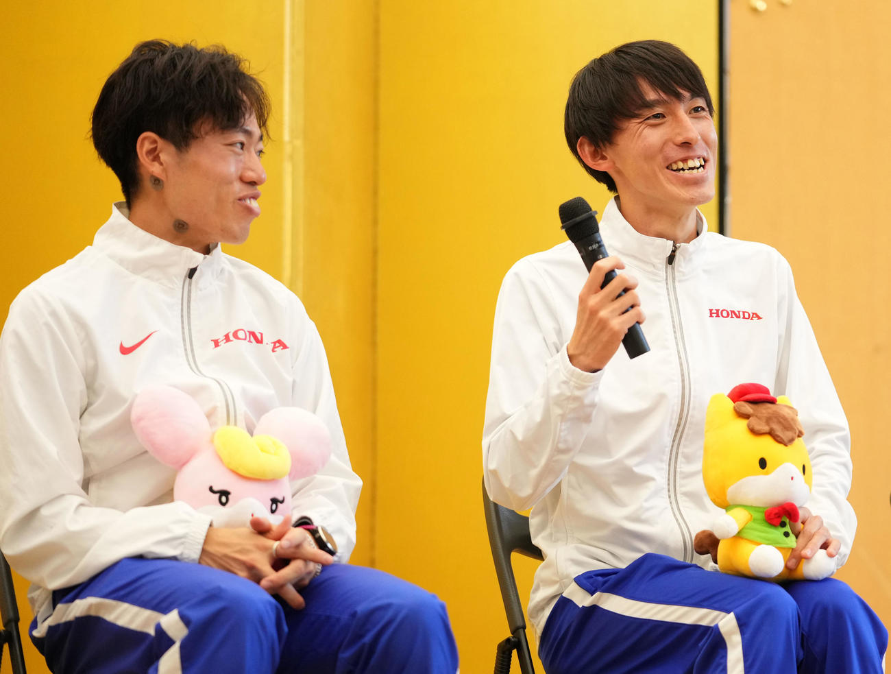 会見で笑顔を見せるHonda5区青木（左）と6区中山（撮影・横山健太）