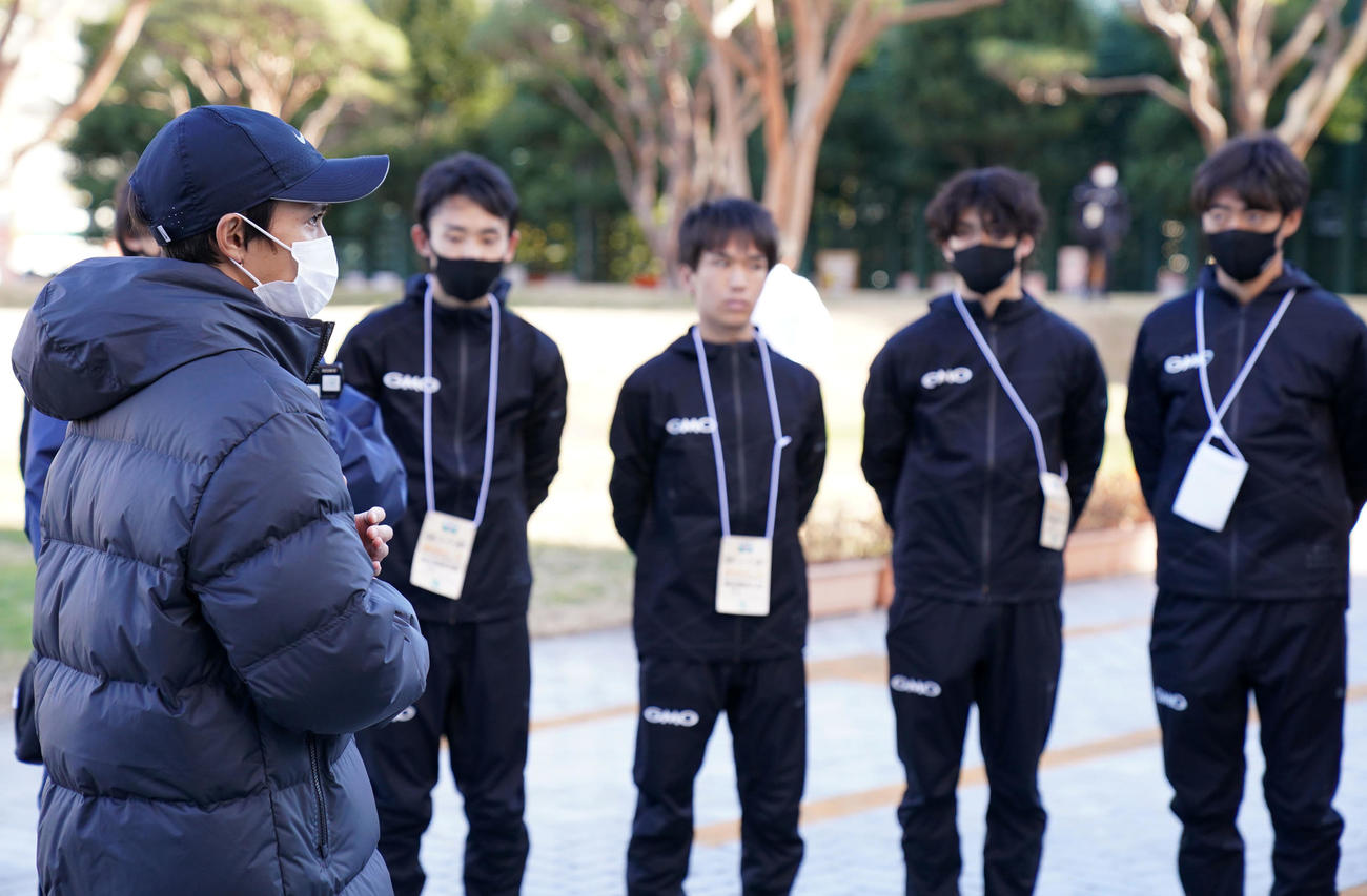 レースを終え、GMOの選手たちに声をかける大迫傑（左）（撮影・横山健太）