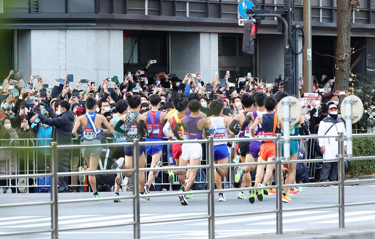 大手町をスタートした1区のランナーを沿道から見つめる人たち（撮影・足立雅史）