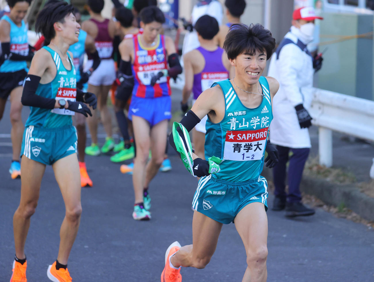 1区目片（後方）からたすきを受け取り力走する青学大2区の近藤（撮影・野上伸悟）