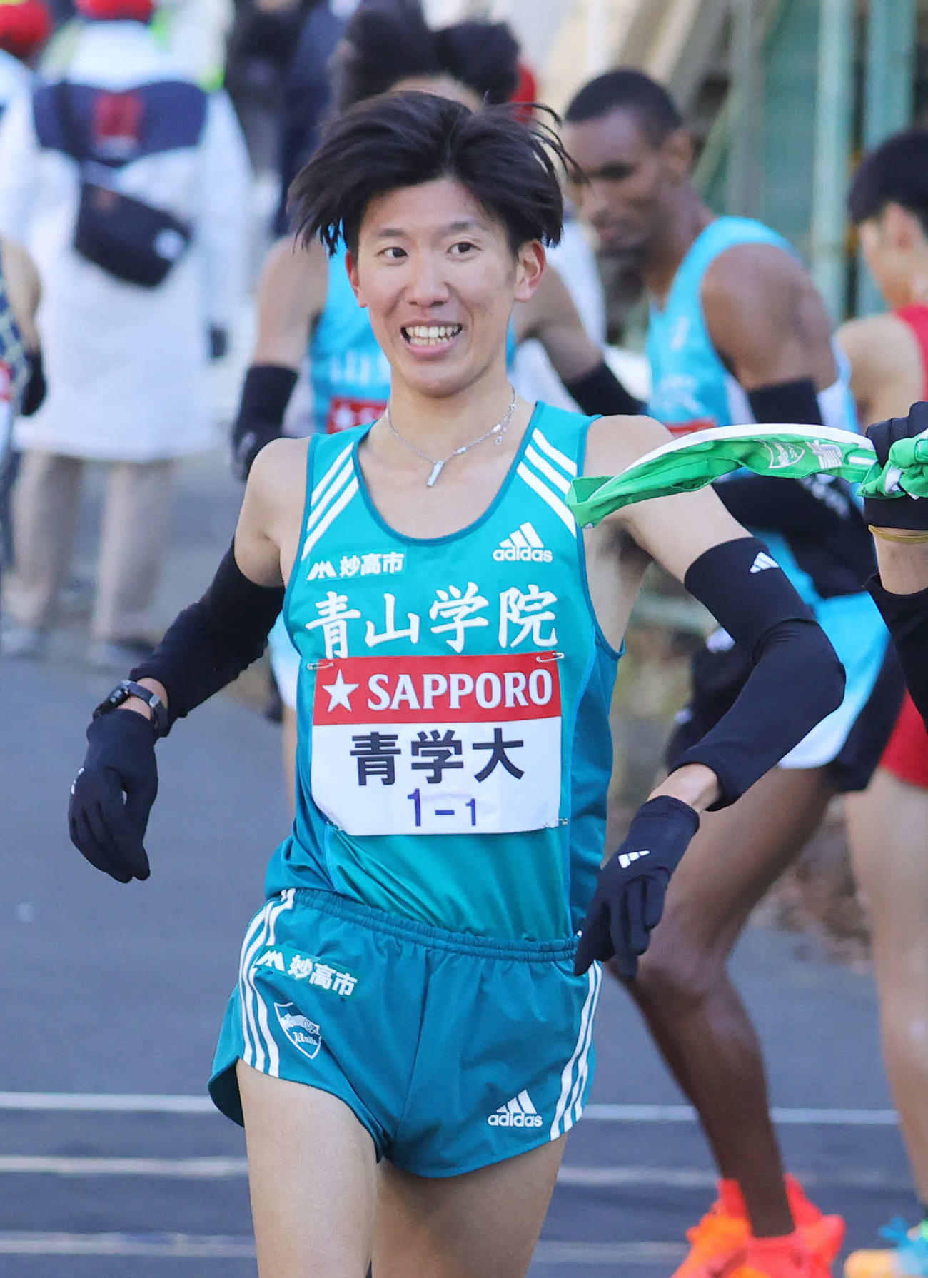 青学大1区目片（左）から2区近藤にたすきがつながる（撮影・野上伸悟）