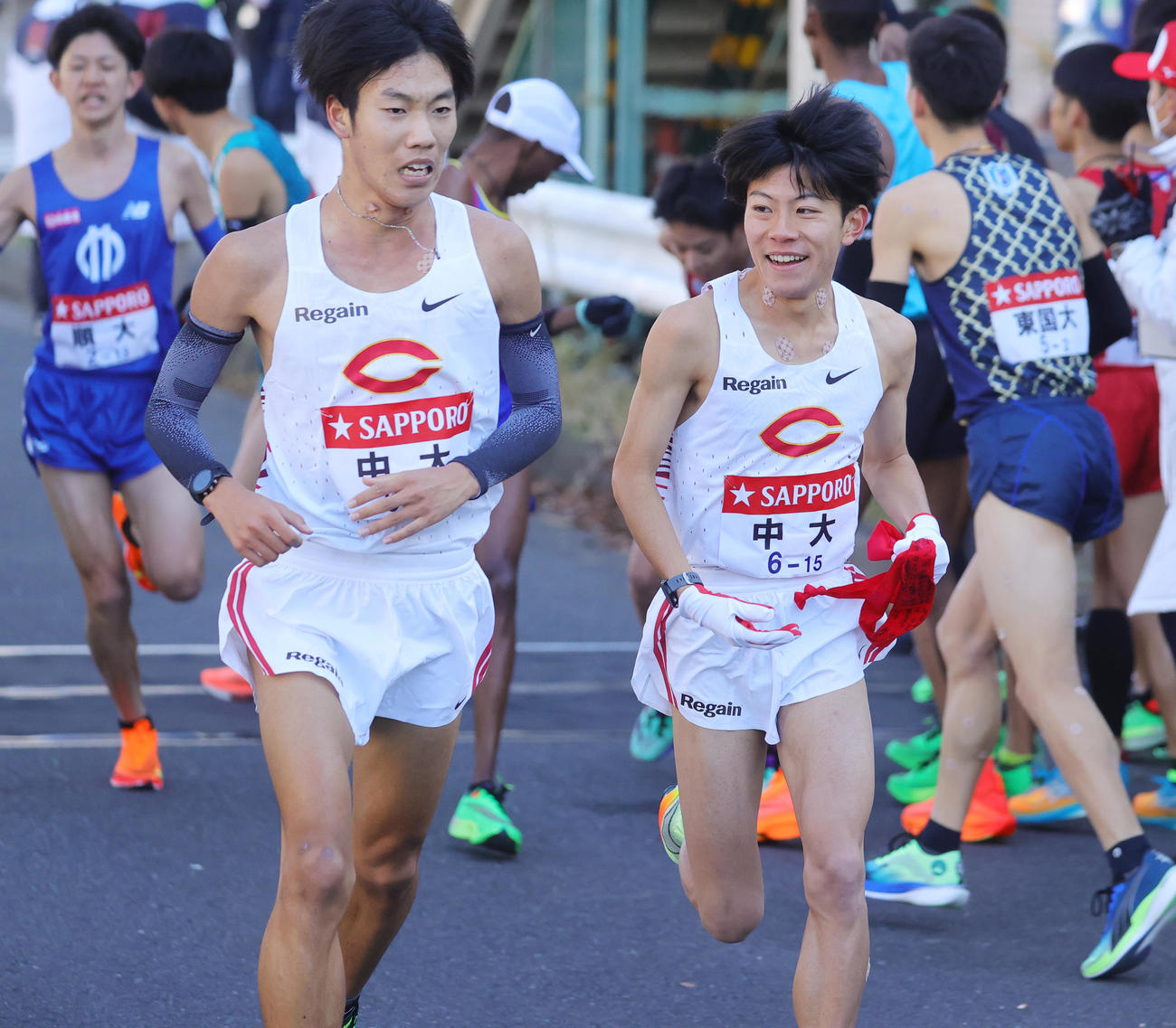 中大1区溜池（左）から2区吉居にたすきがつながる（撮影・野上伸悟）