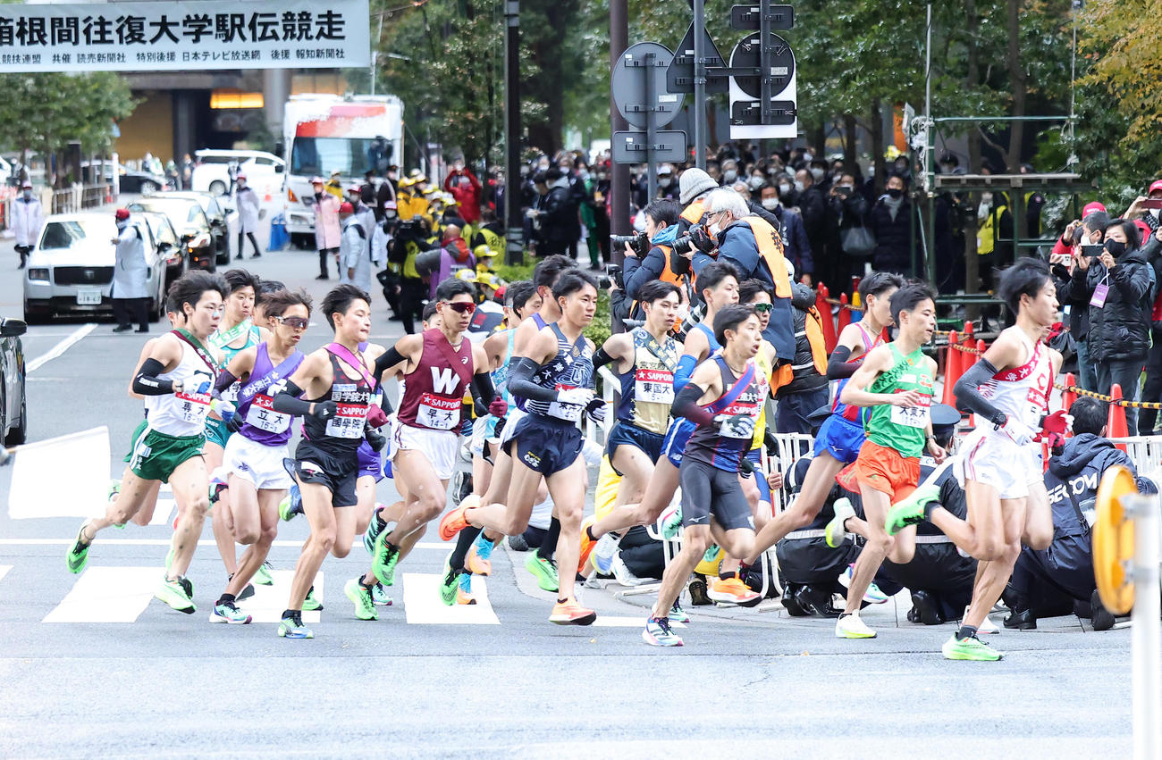 大手町を一斉にスタートする1区の選手たち（撮影・足立雅史）