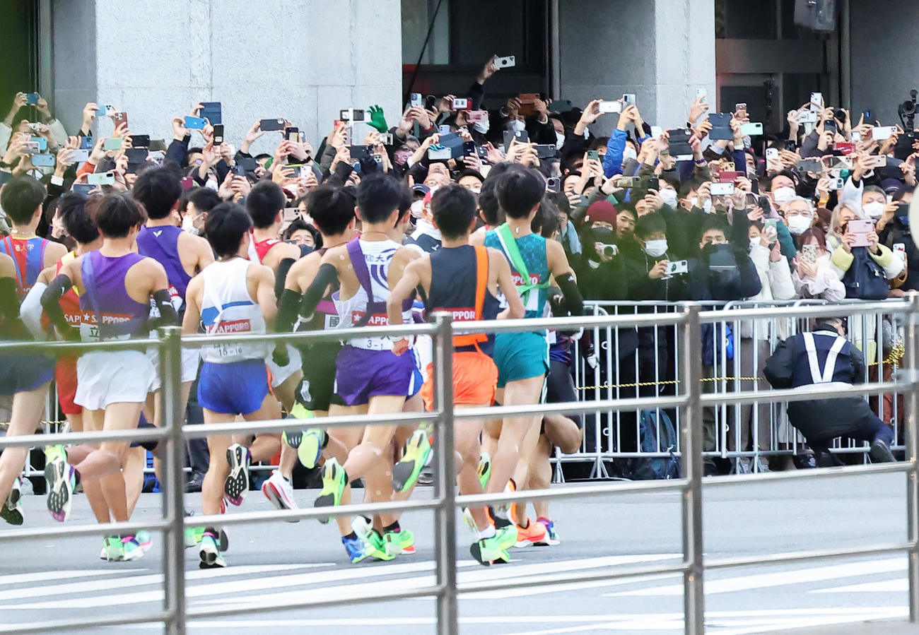 大手町をスタートした1区のランナーを沿道から見つめる人たち（撮影・足立雅史）