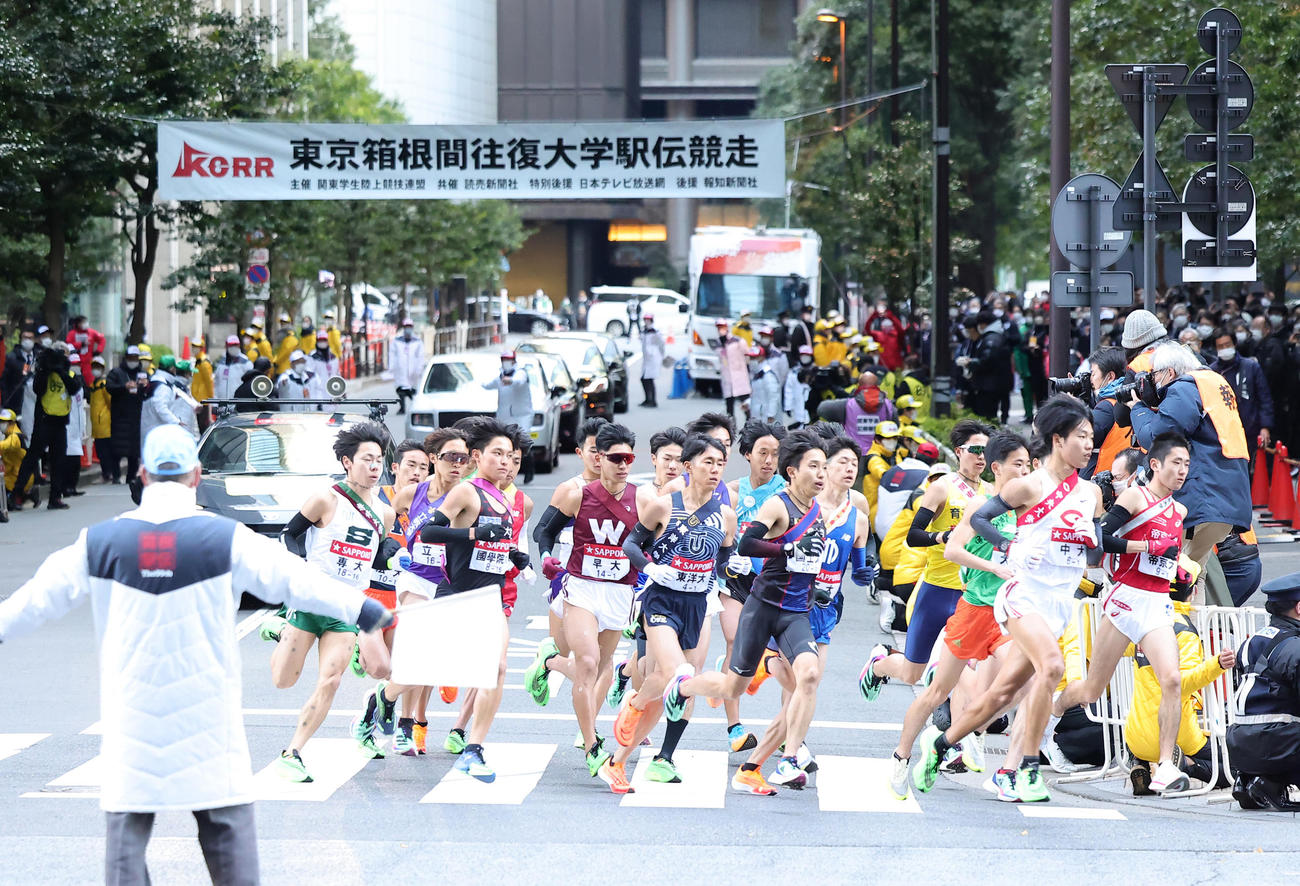 大手町を一斉にスタートする1区の選手たち（撮影・足立雅史）