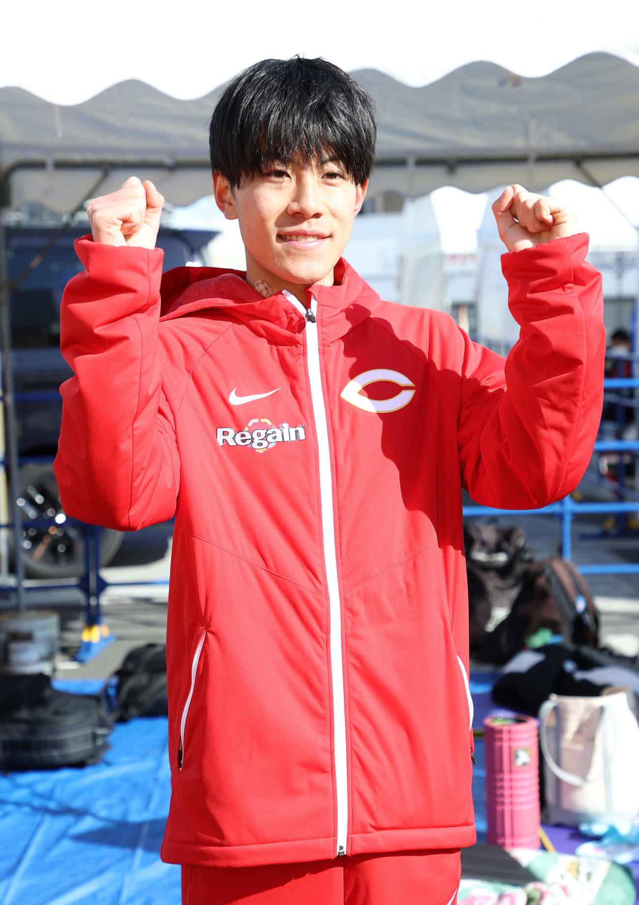 2区区間賞の中大・吉居は両手でガッツポーズ（撮影・宮地輝）