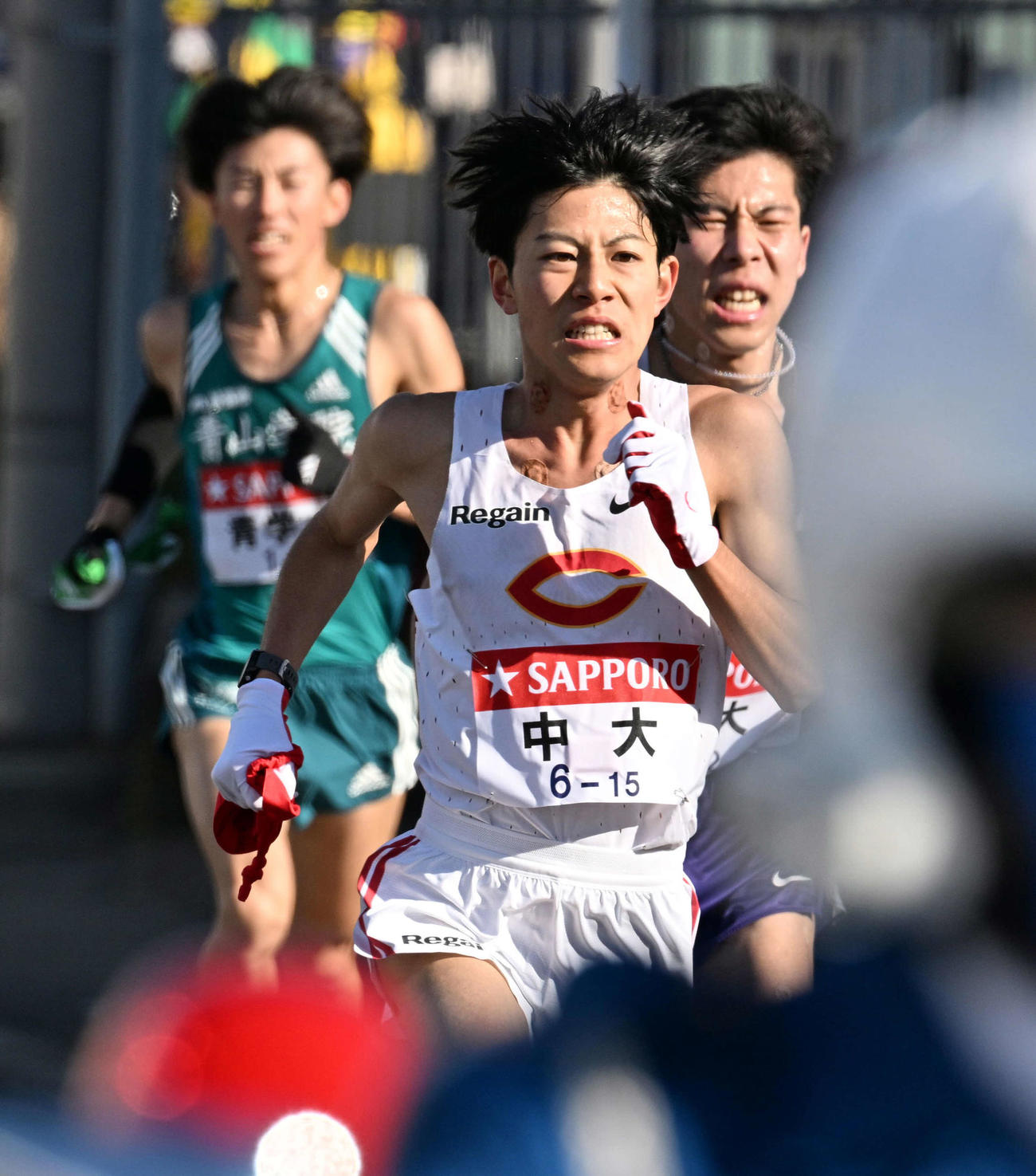 戸塚中継所手前で駒大・田沢（右）を抜き、トップに立つ中大2区吉居大（代表撮影）