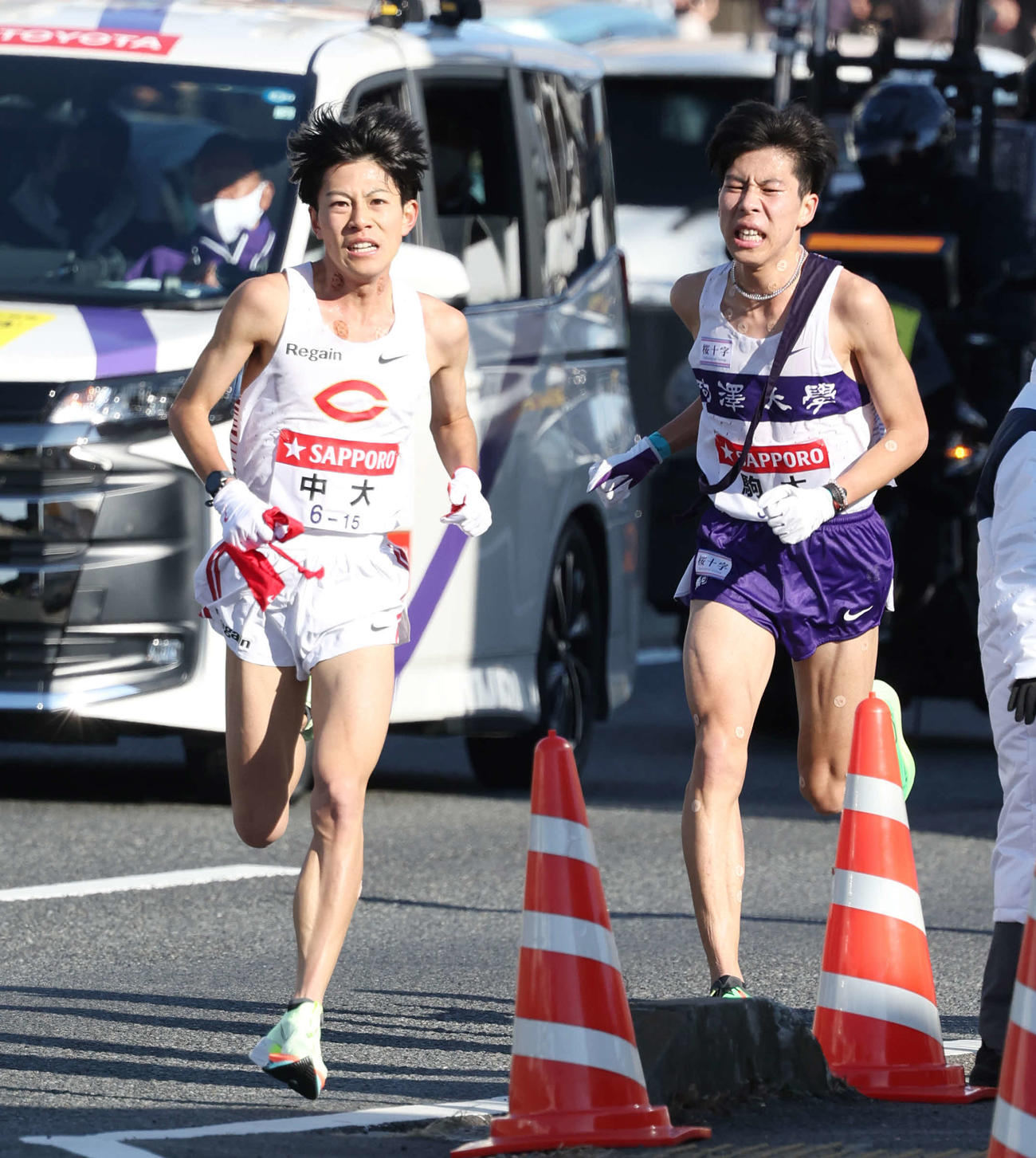 戸塚中継所で力走する中大2区吉居大（左）と駒大2区田沢（撮影・宮地輝）