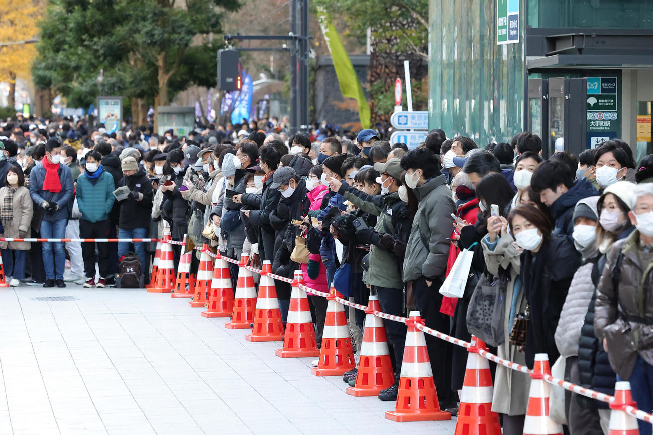 大手町の沿道で観戦する人たち（撮影・足立雅史）