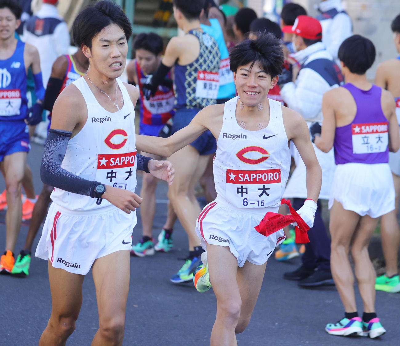 1区溜池（左）からたすきを受け取る中大2区の吉居（撮影・野上伸悟）
