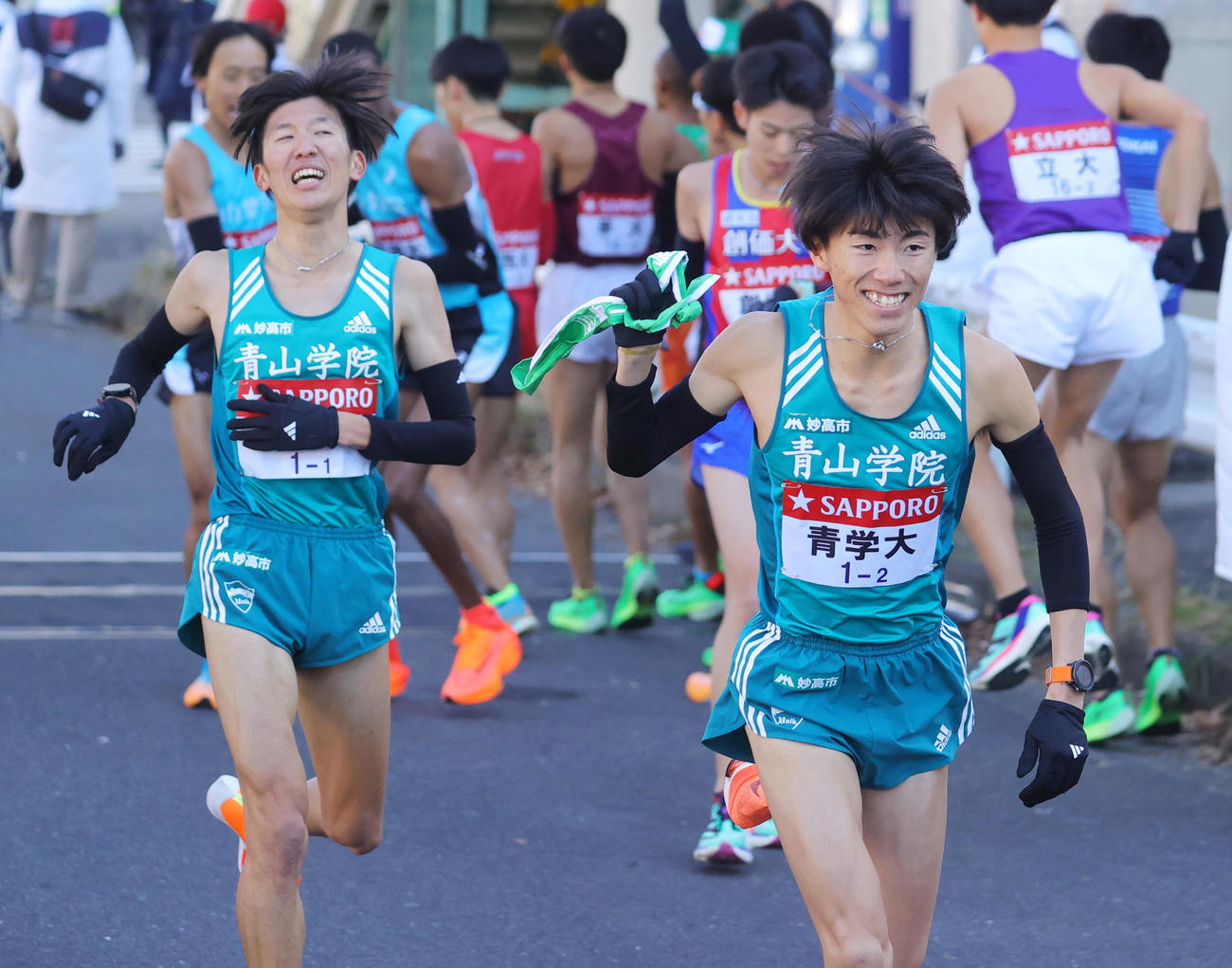 1区目片（後方）からたすきを受け取り力走する青学大2区の近藤（撮影・野上伸悟）