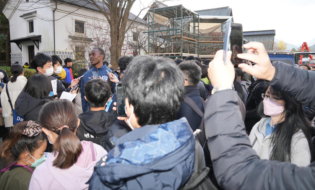区間新記録の東京国際大4区ヴィンセントは大勢のファンに囲まれる（撮影・鈴木みどり）