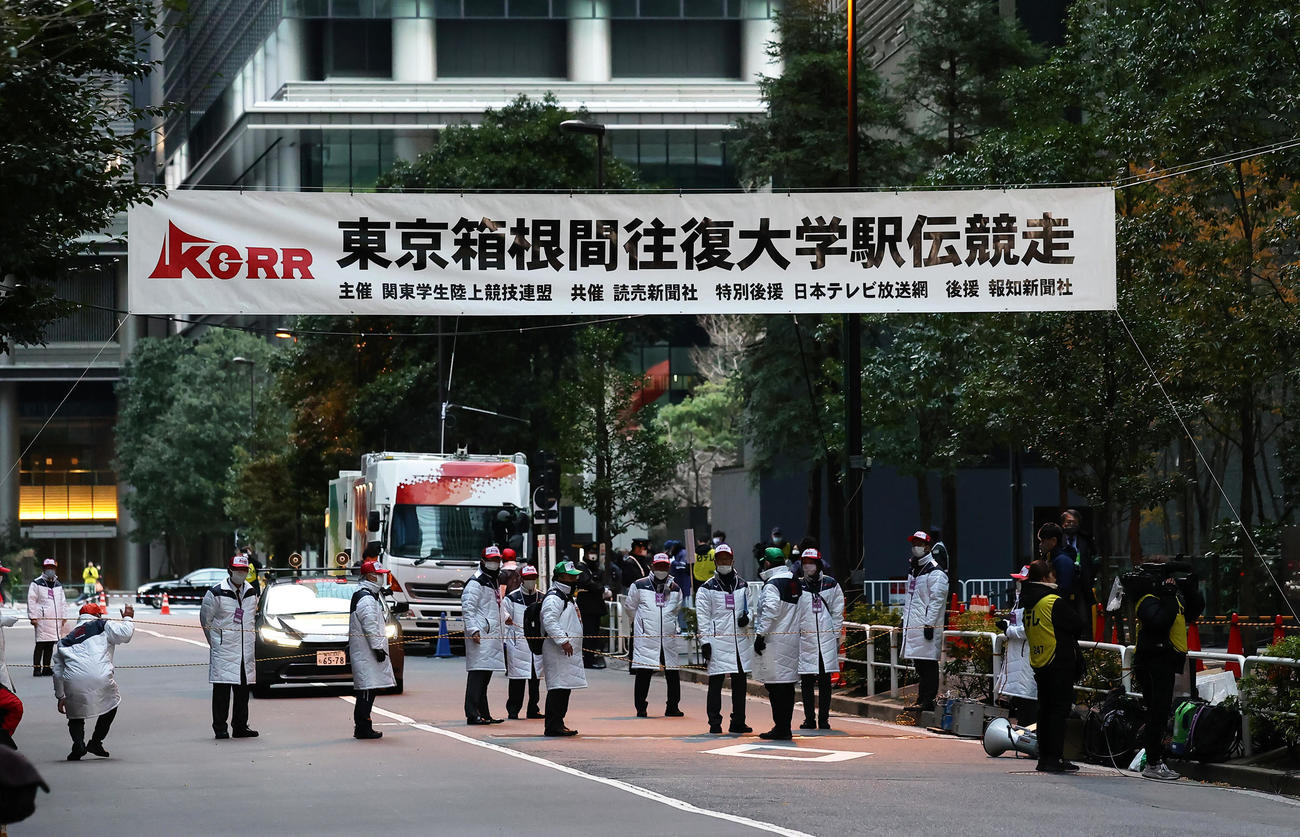 準備が進められる大手町のスタート付近（撮影・足立雅史）