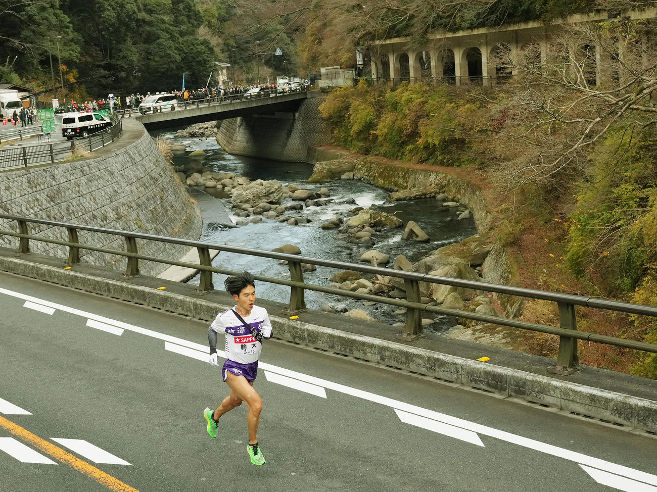箱根町の函嶺洞門を横目に力走する駒大5区山川（撮影・菅敏）