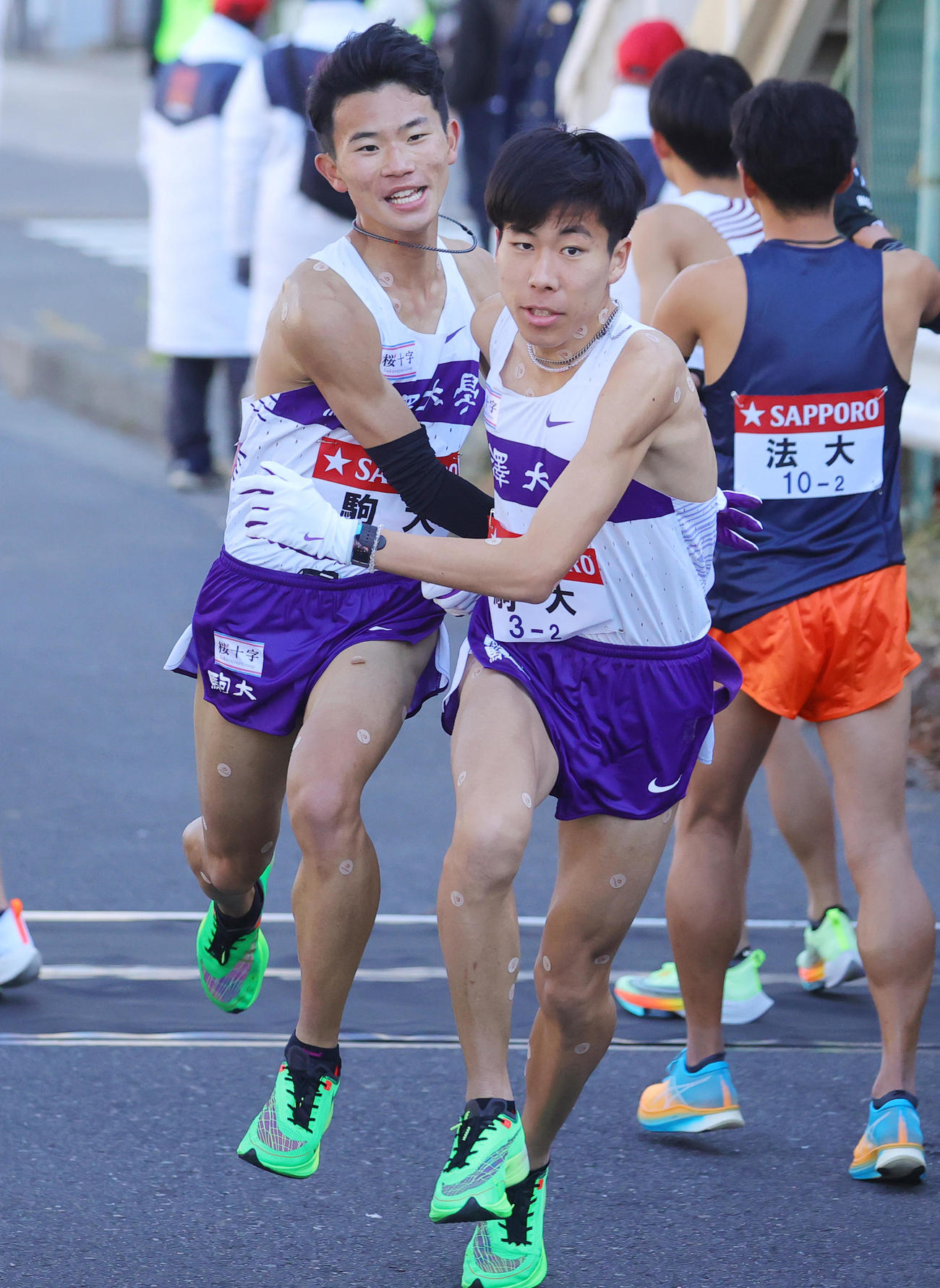 駒大1区円は2区田沢にたすきをつなぐ（撮影・野上伸悟）